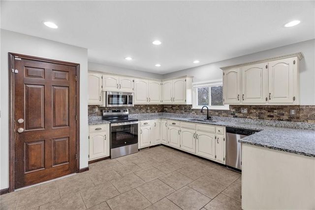 2721 Trenchard Drive, Independence, MO 64057