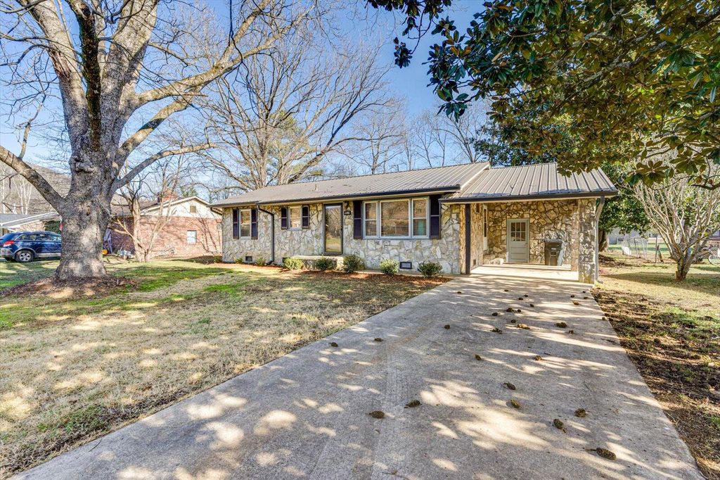 1106 Dennis Avenue, Jasper, TN 37347