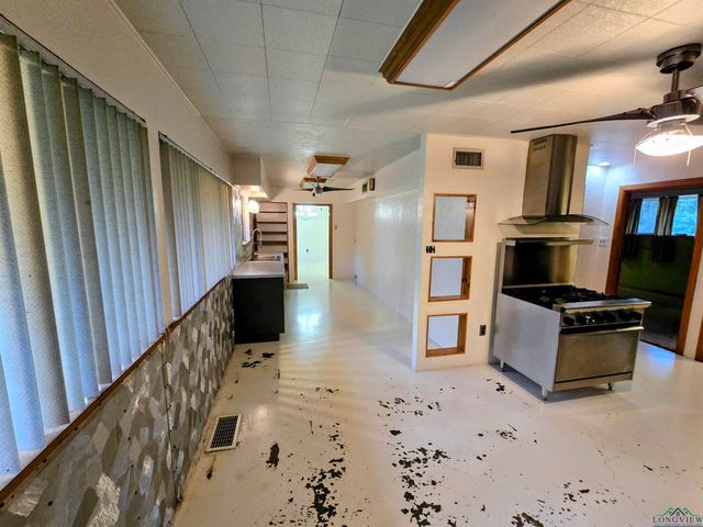 3200 Indian Springs Dr, Marshall, TX 75672