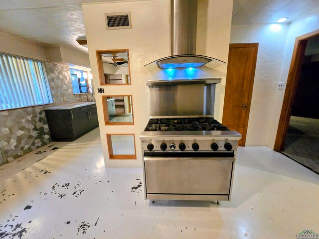 3200 Indian Springs Dr, Marshall, TX 75672