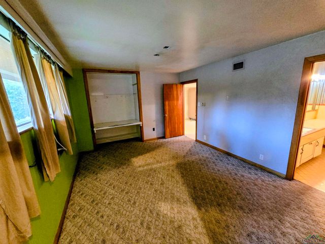 3200 Indian Springs Dr, Marshall, TX 75672