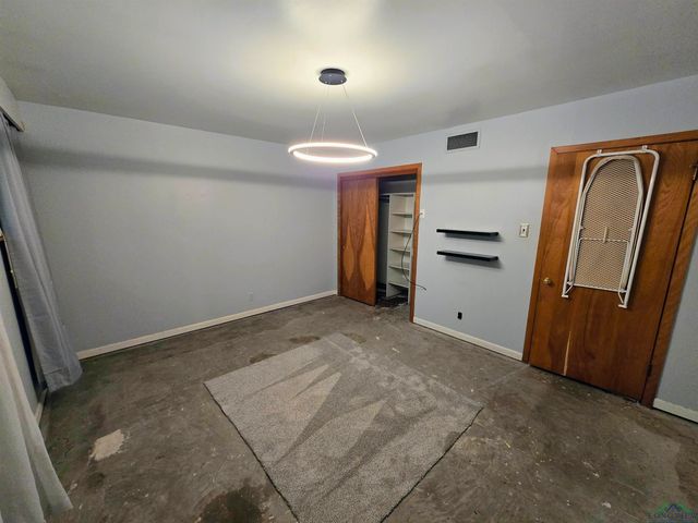 3200 Indian Springs Dr, Marshall, TX 75672