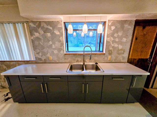 3200 Indian Springs Dr, Marshall, TX 75672