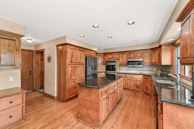 17700 Parish DRIVE, Brookfield, WI 53045