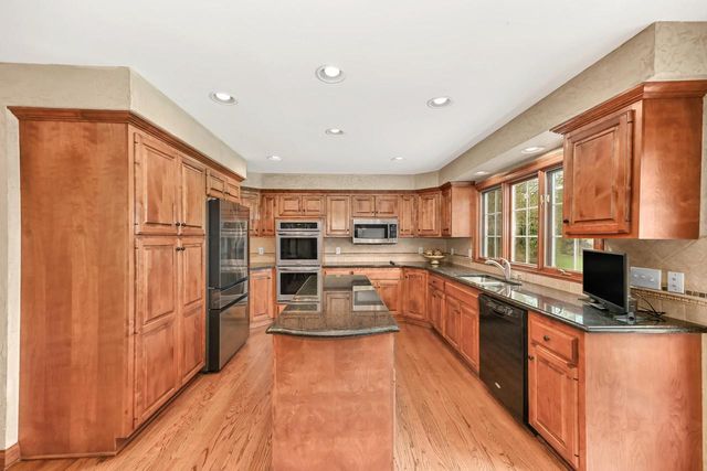 17700 Parish DRIVE, Brookfield, WI 53045