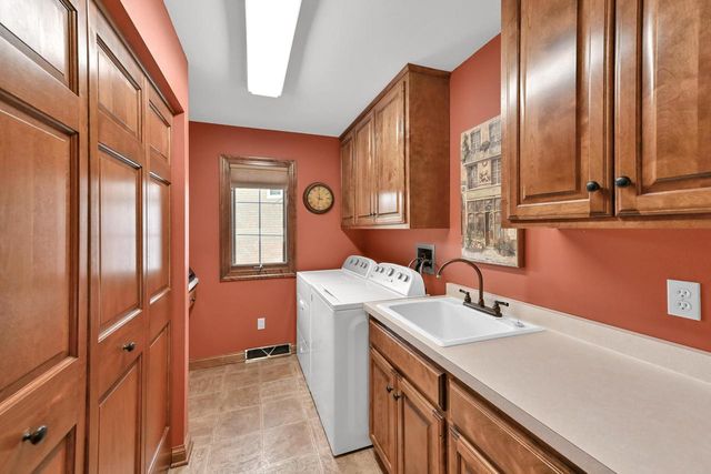 17700 Parish DRIVE, Brookfield, WI 53045