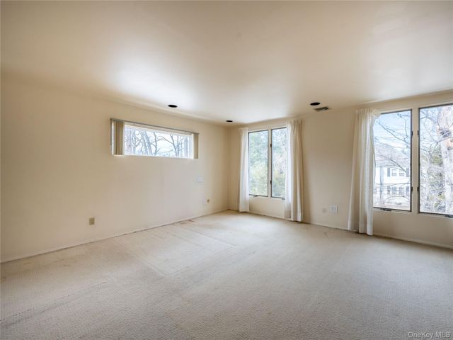 127 Wooleys Lane, Great Neck, NY 11023