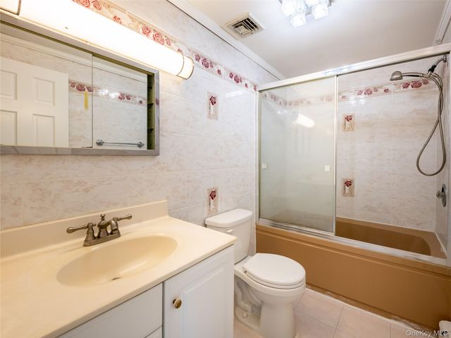 127 Wooleys Lane, Great Neck, NY 11023