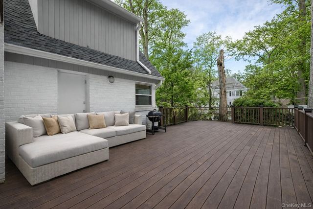 127 Wooleys Lane, Great Neck, NY 11023