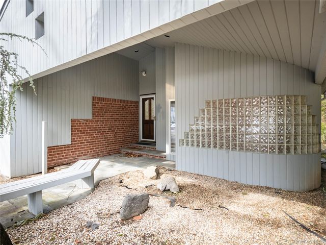 127 Wooleys Lane, Great Neck, NY 11023