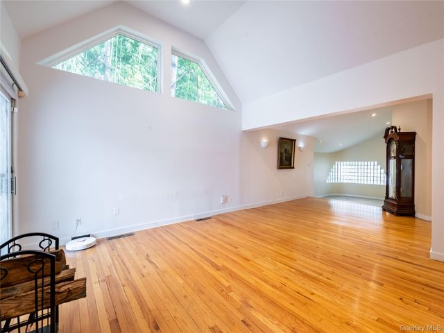 127 Wooleys Lane, Great Neck, NY 11023