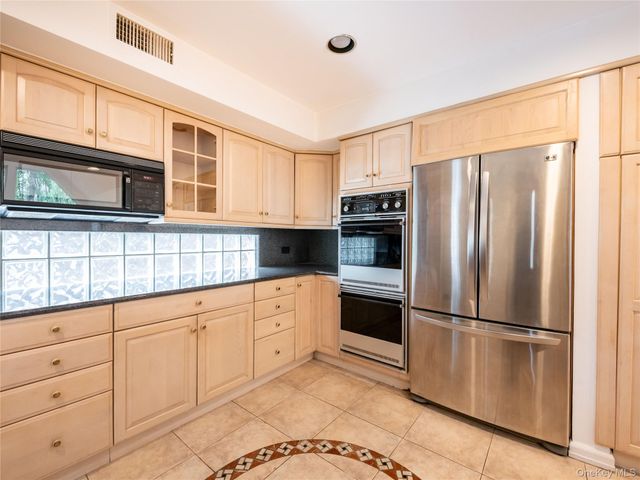 127 Wooleys Lane, Great Neck, NY 11023