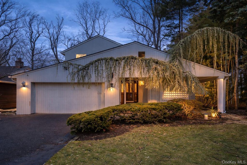 127 Wooleys Lane, Great Neck, NY 11023