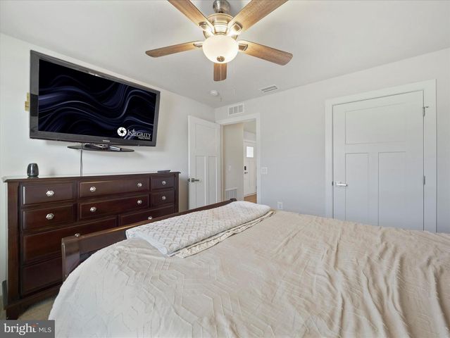 16 OPULENT CT, Hedgesville, WV 25427