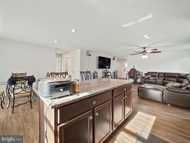 16 OPULENT CT, Hedgesville, WV 25427