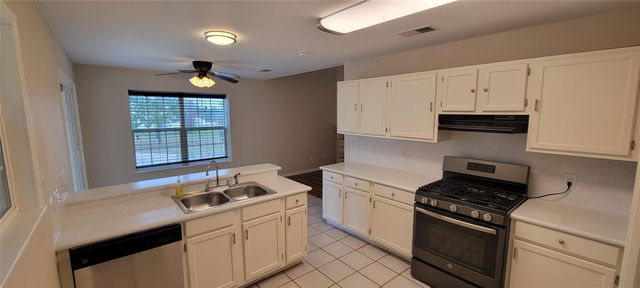 195 Cardinal DR, Paige, TX 78659