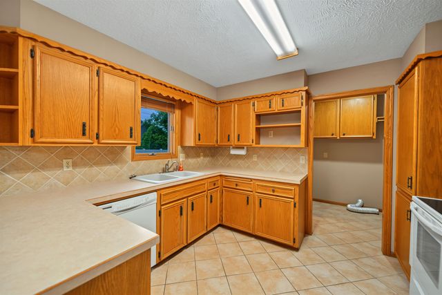 325 Seitz Dr, Salina, KS 67401