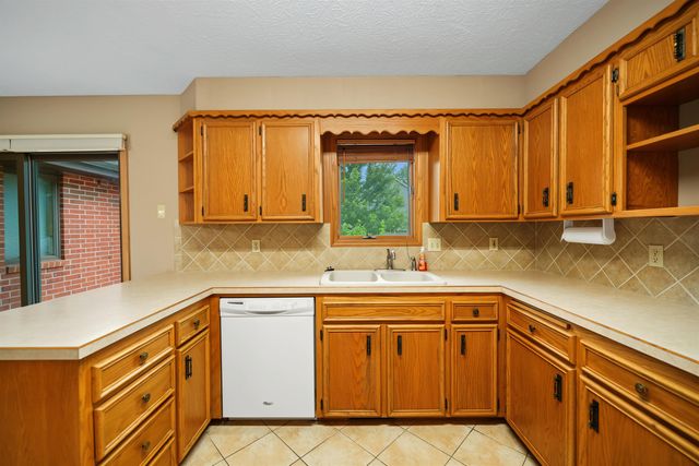 325 Seitz Dr, Salina, KS 67401