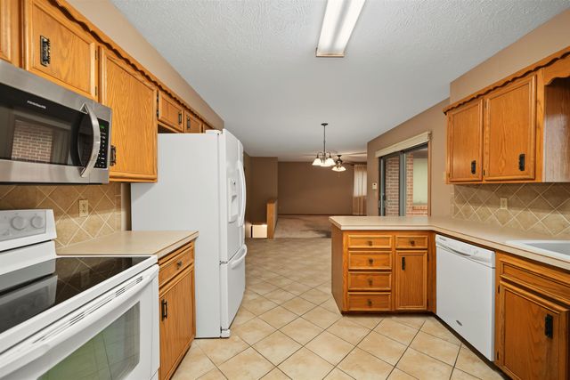 325 Seitz Dr, Salina, KS 67401