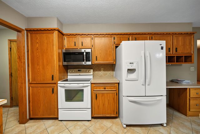 325 Seitz Dr, Salina, KS 67401
