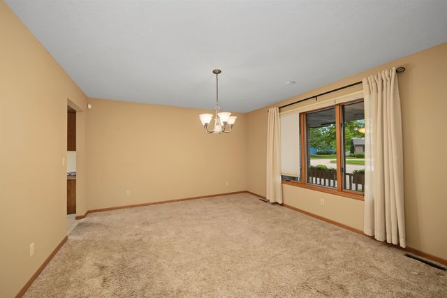 325 Seitz Dr, Salina, KS 67401