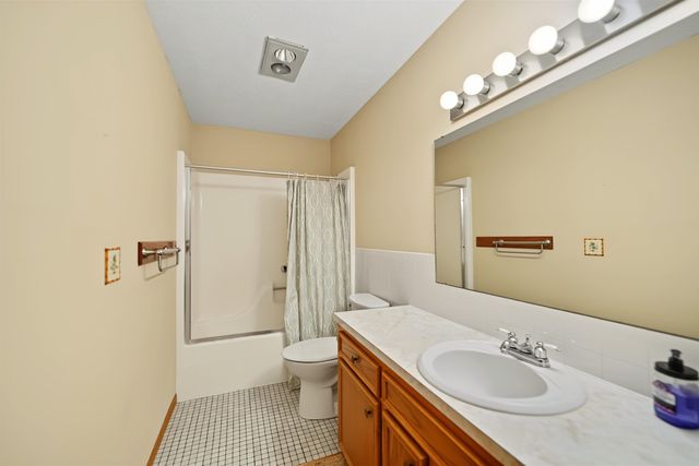 325 Seitz Dr, Salina, KS 67401