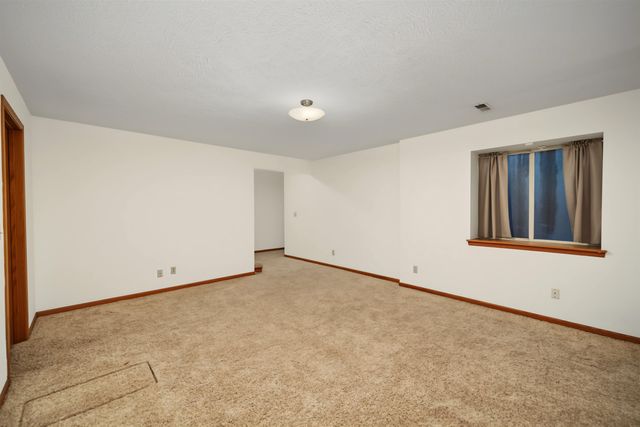 325 Seitz Dr, Salina, KS 67401