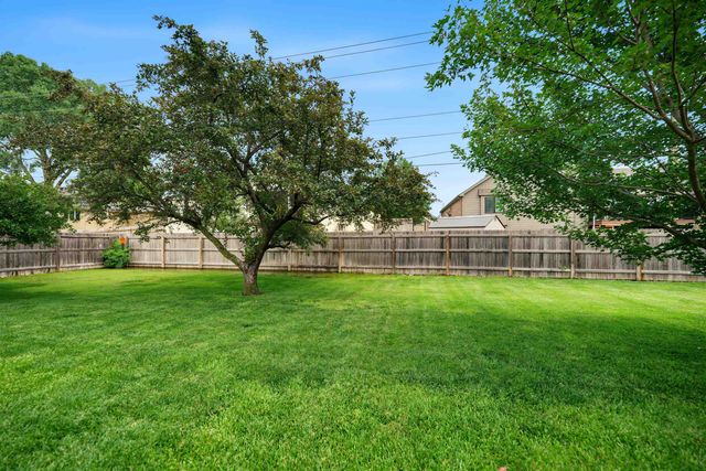 325 Seitz Dr, Salina, KS 67401