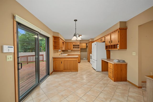 325 Seitz Dr, Salina, KS 67401