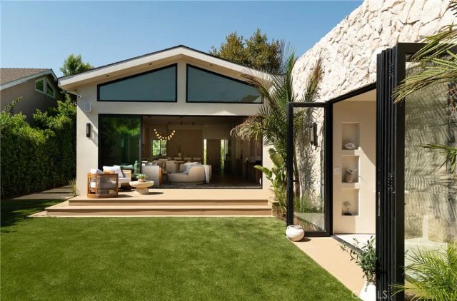 14800 Mccormick, Sherman Oaks, CA 91411