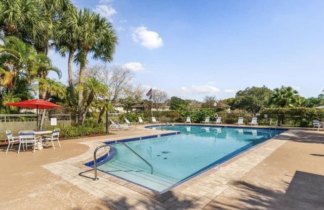 40 Essex Court C, Royal Palm Beach, FL 33411