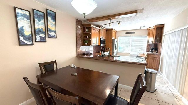 40 Essex Court C, Royal Palm Beach, FL 33411