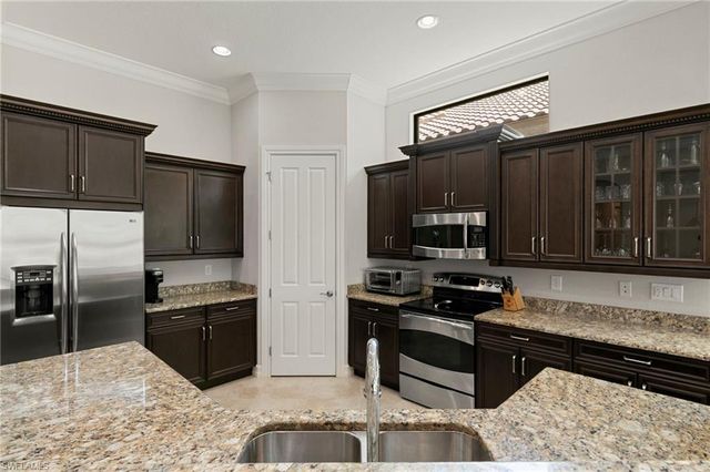 7347 Lantana CIR, Naples, FL 34119