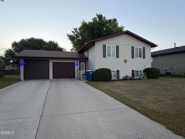 1710 6th Avenue NE, Jamestown, ND 58401 property photo