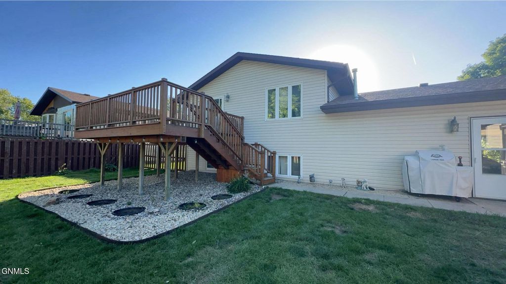 1710 6th Avenue NE, Jamestown, ND 58401 photo 2
