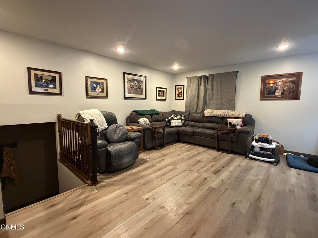 1710 6th Avenue NE, Jamestown, ND 58401 photo 3