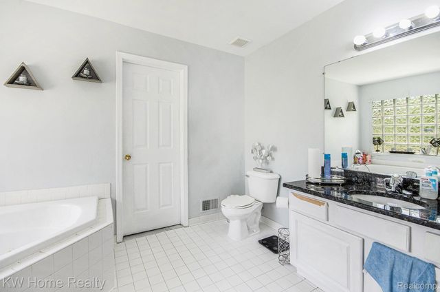 47040 W Wayford Drive, Shelby Charter Township, MI 48315