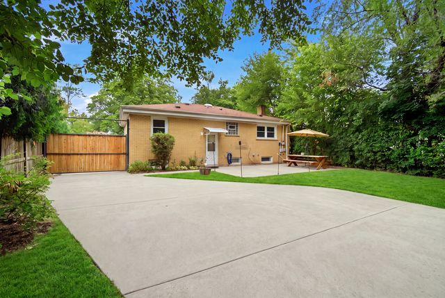 531 Cambridge Road, Des Plaines, IL 60016