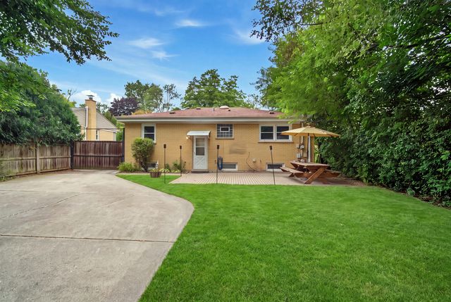 531 Cambridge Road, Des Plaines, IL 60016