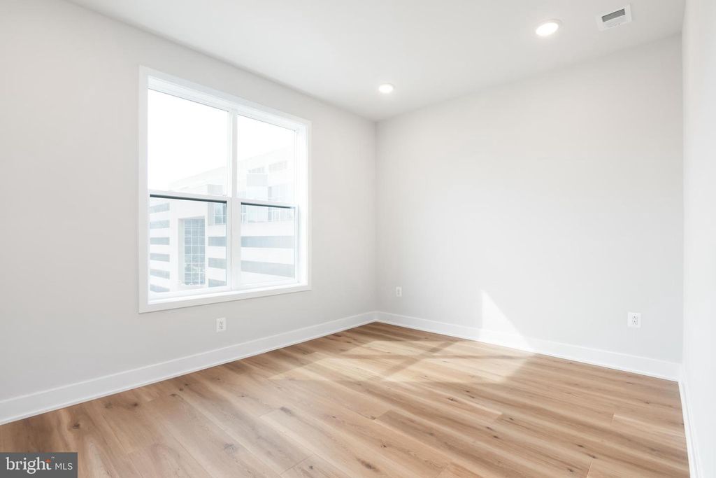 Image 10 of property listing at 6302 CETUS LN, North Bethesda, MD 20852