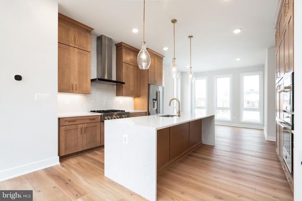 Image 2 of property listing at 6302 CETUS LN, North Bethesda, MD 20852