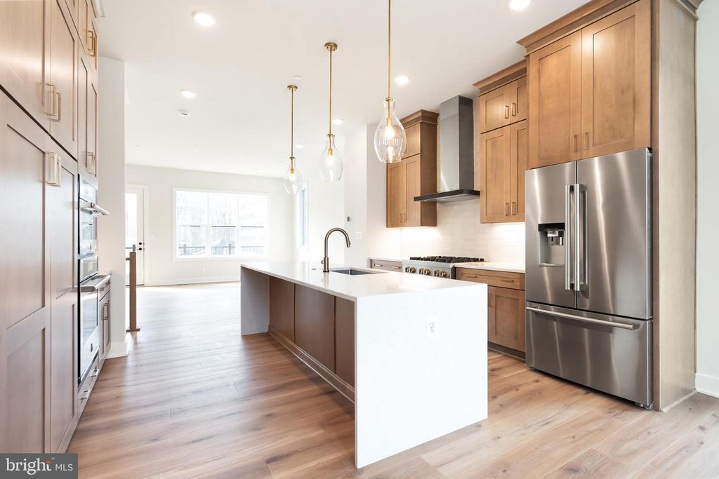 Image 3 of property listing at 6302 CETUS LN, North Bethesda, MD 20852