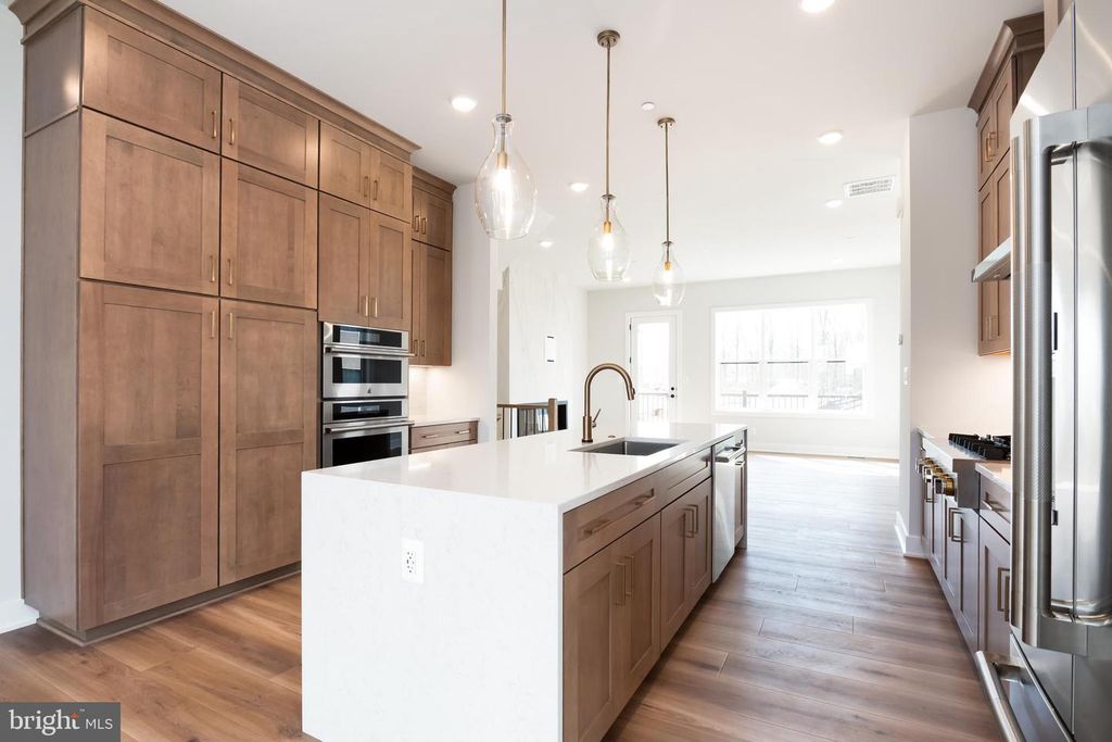 Image 4 of property listing at 6302 CETUS LN, North Bethesda, MD 20852