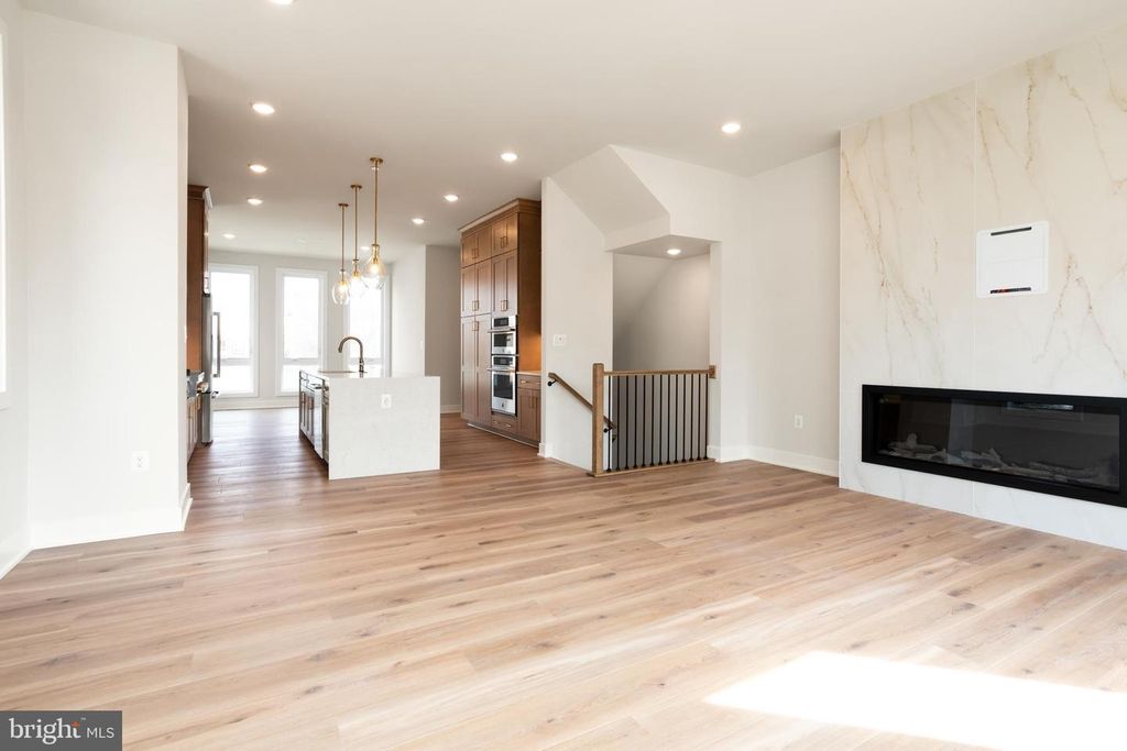 Image 5 of property listing at 6302 CETUS LN, North Bethesda, MD 20852