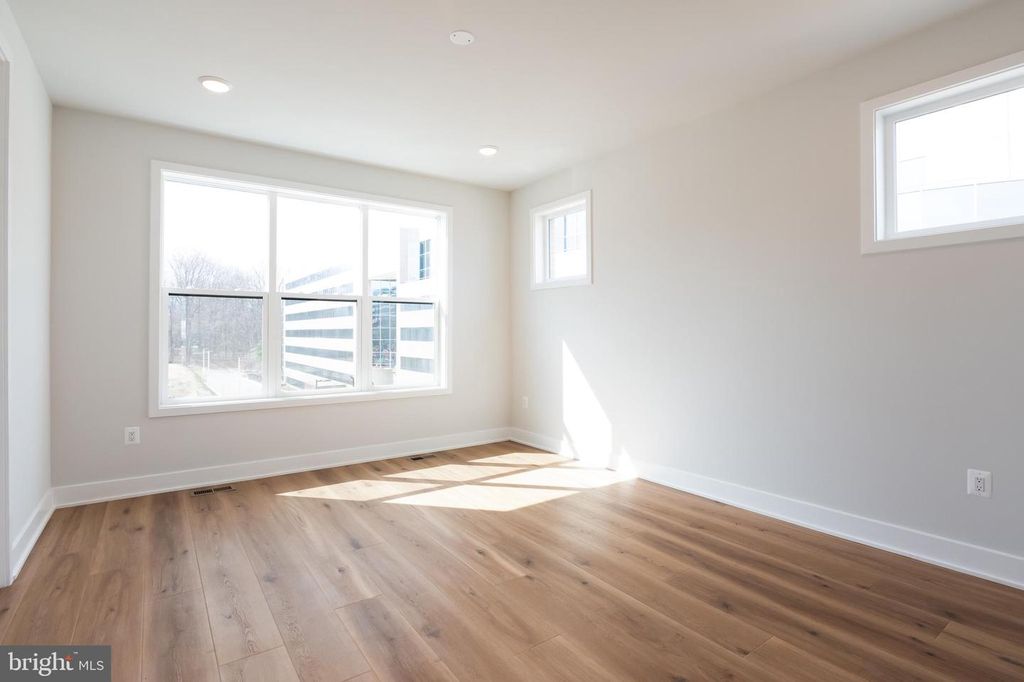 Image 8 of property listing at 6302 CETUS LN, North Bethesda, MD 20852