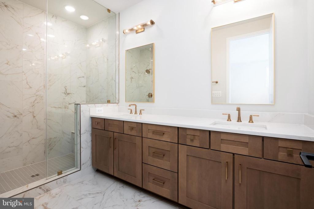 Image 9 of property listing at 6302 CETUS LN, North Bethesda, MD 20852