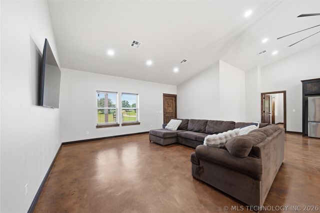 5676 N 240 Road, Beggs, OK 74421
