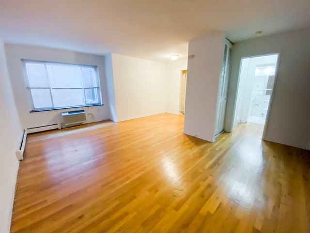 516 W Melrose Street 505, Chicago, IL 60657