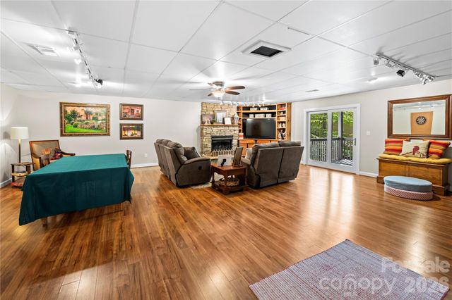 1801 Riverview Court, Hendersonville, NC 28739