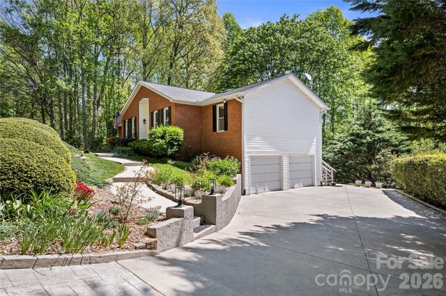 1801 Riverview Court, Hendersonville, NC 28739